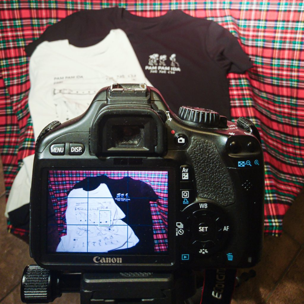 Diletantischer Produkt-Fotoshoot für die neuen Shirts im Pam Pam Ida Shop